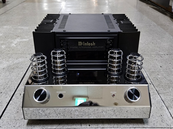 McIntosh (매킨토시) [인티앰프]매킨토시 MA252 (진공관의 따뜻한 음색 + 강력한 구동력을 결합한 앰프, 명기MC275를 보는듯한 레트로 디자인, 포노, 리모콘)